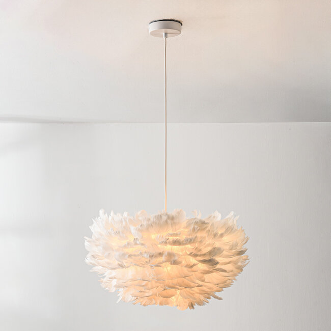 Lampa wisząca Floka z miękkimi białymi piórami