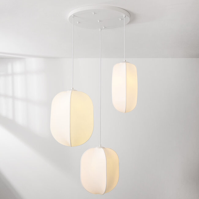 Biała lampa wisząca Asago 3 światła z jedwabnymi kloszami – KD design