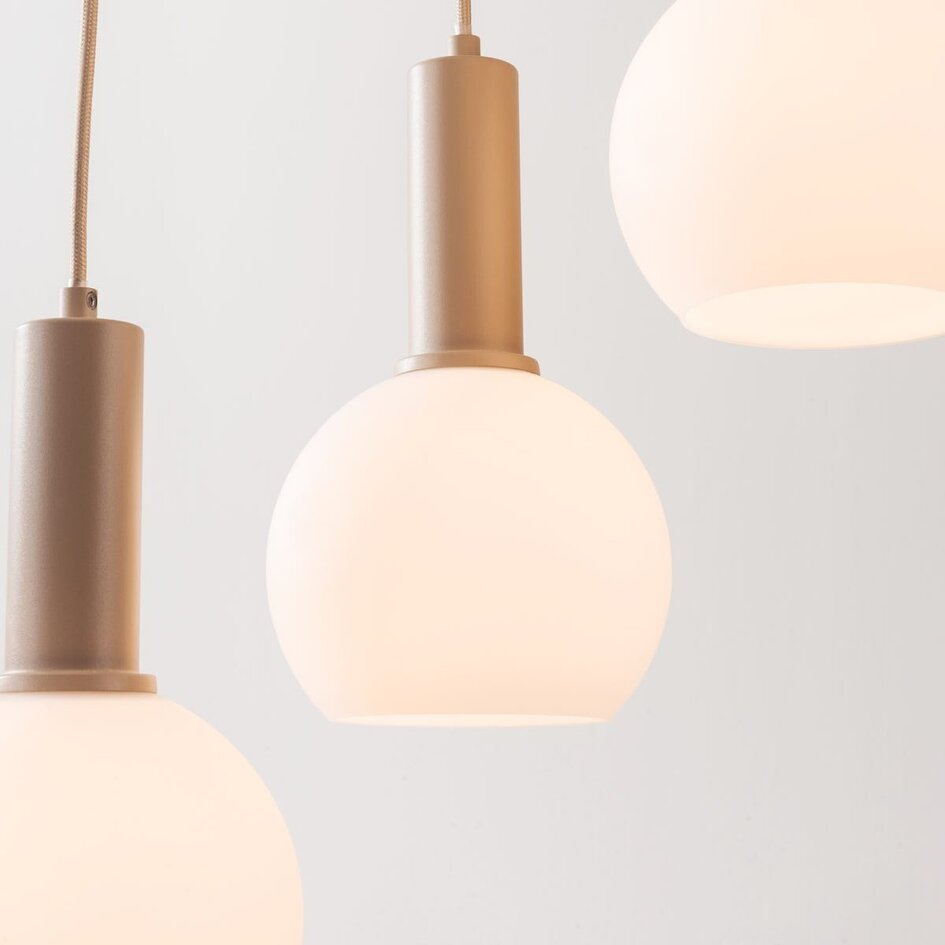 Lampa wisząca Imme 5 światła w kolorze beżowym z mlecznobiałymi kloszami