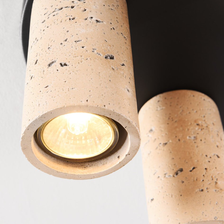 Lampa sufitowa Cova z trzema reflektorami o ciepłym wyglądzie trawertynu
