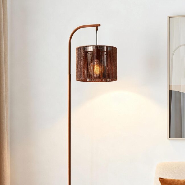 Lampa łukowa stojąca Reed z ciepłobrązowym plecionym kloszem – 160 cm