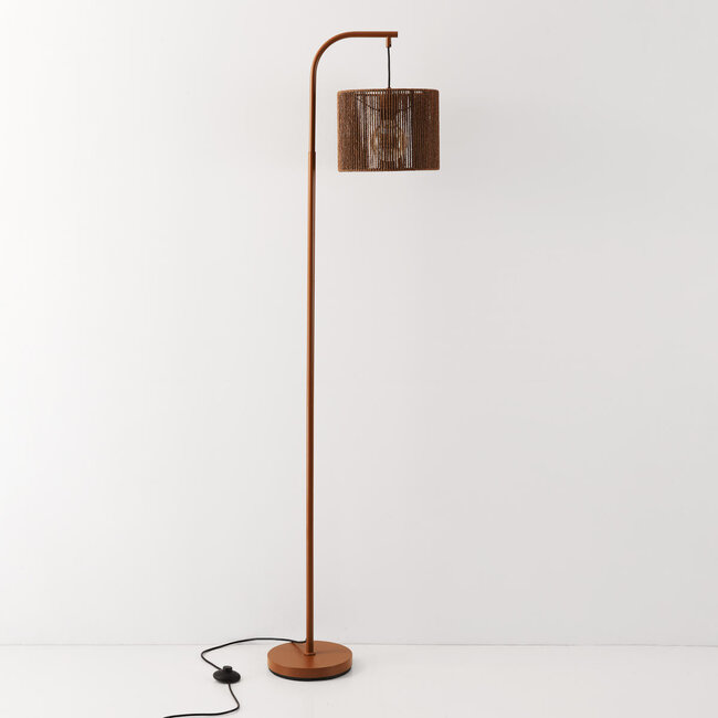 Lampa łukowa stojąca Reed z ciepłobrązowym plecionym kloszem – 160 cm