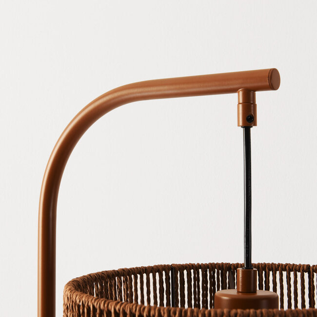 Lampa łukowa stojąca Reed z ciepłobrązowym plecionym kloszem – 160 cm