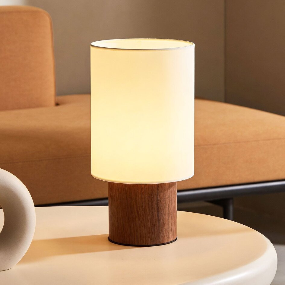 Lampa stołowa Koja z imitacją orzecha włoskiego i materiałowym kloszem