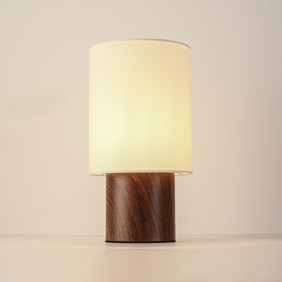 Lampa stołowa Koja z imitacją orzecha włoskiego i materiałowym kloszem