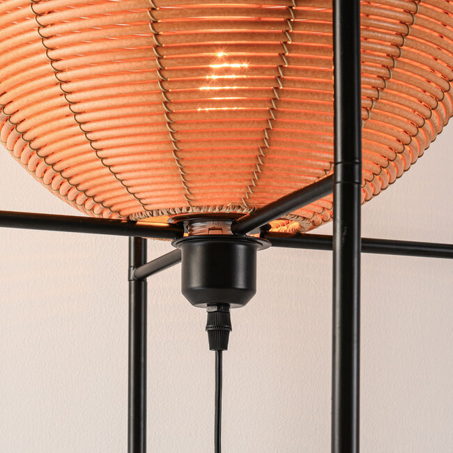 Czarna lampa podłogowa Alera o wyglądzie rattanu