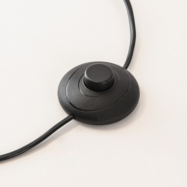 Czarna lampa podłogowa Alera o wyglądzie rattanu