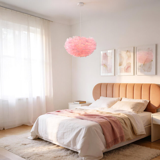 Design lampa wisząca Pluma w delikatnym różu z piórami