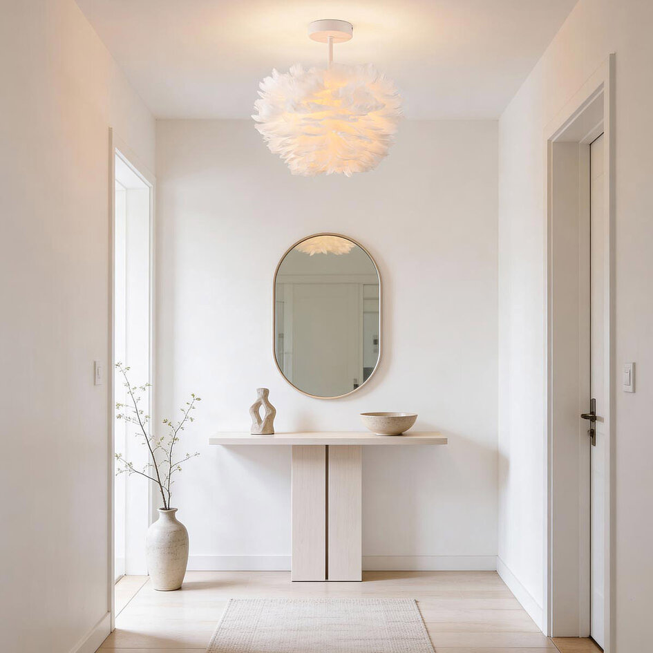 Elegancka lampa sufitowa Roselle z białymi piórami