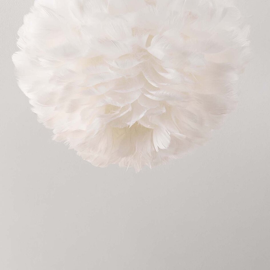Elegancka lampa sufitowa Roselle z białymi piórami
