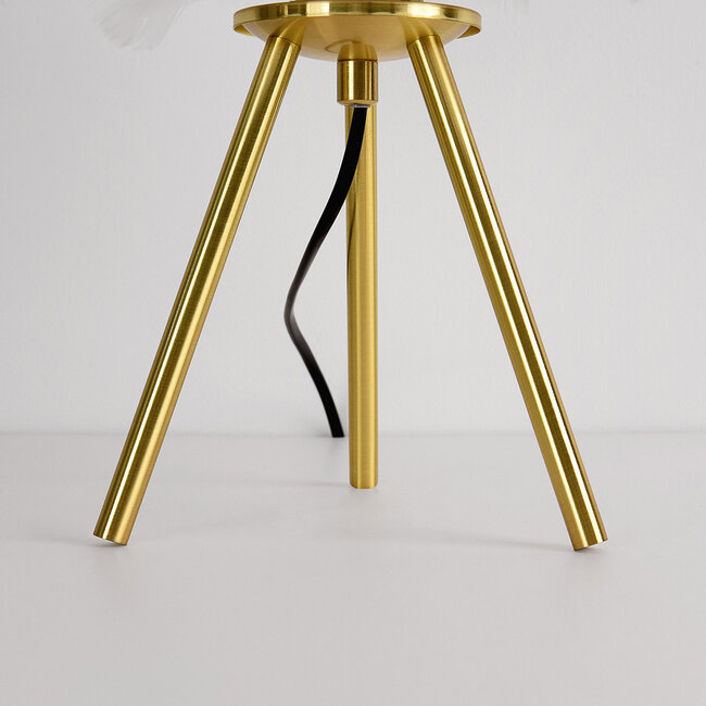 Lampa stołowa Saphira z białymi piórami i podstawą ze złotego mosiądzu