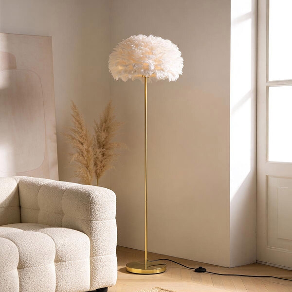 Designowa lampa podłogowa Evania z białymi piórami i podstawą z mosiądzu w kolorze złotym