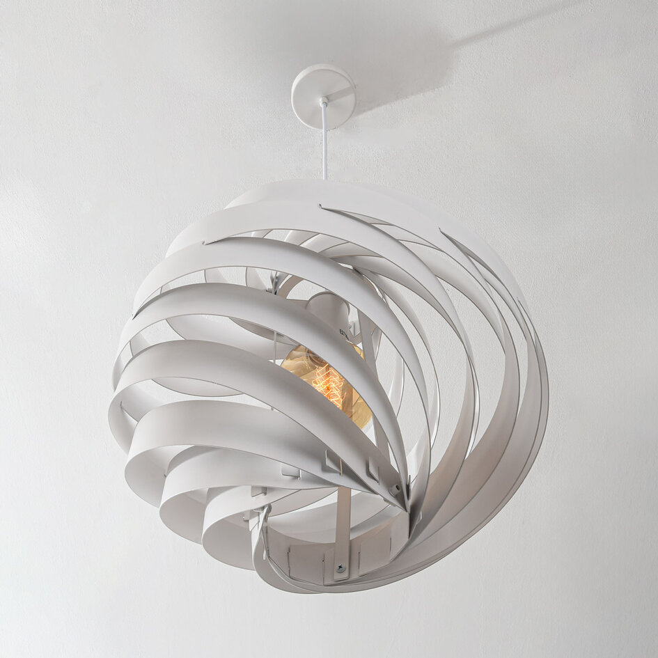 Biała lampa wisząca Perla z warstwowym designem z żelaza