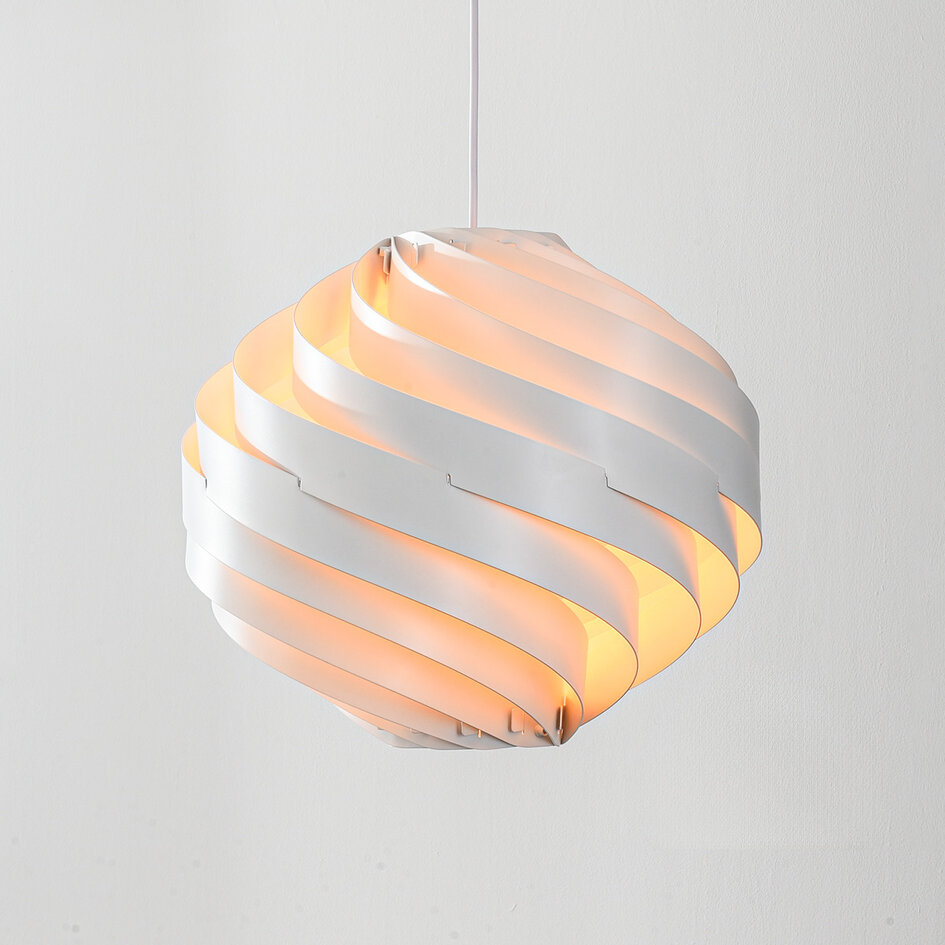 Biała lampa wisząca Perla z warstwowym designem z żelaza