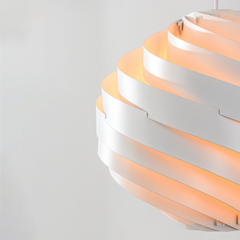 Biała lampa wisząca Perla z warstwowym designem z żelaza