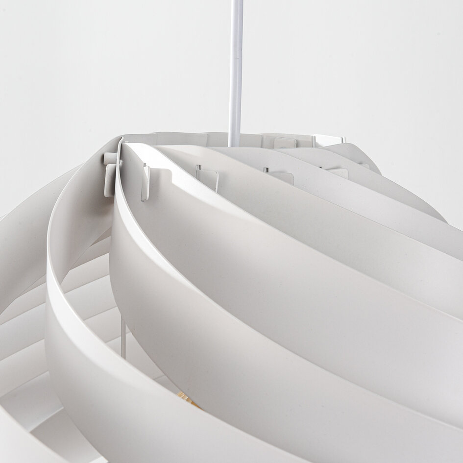 Biała lampa wisząca Perla z warstwowym designem z żelaza