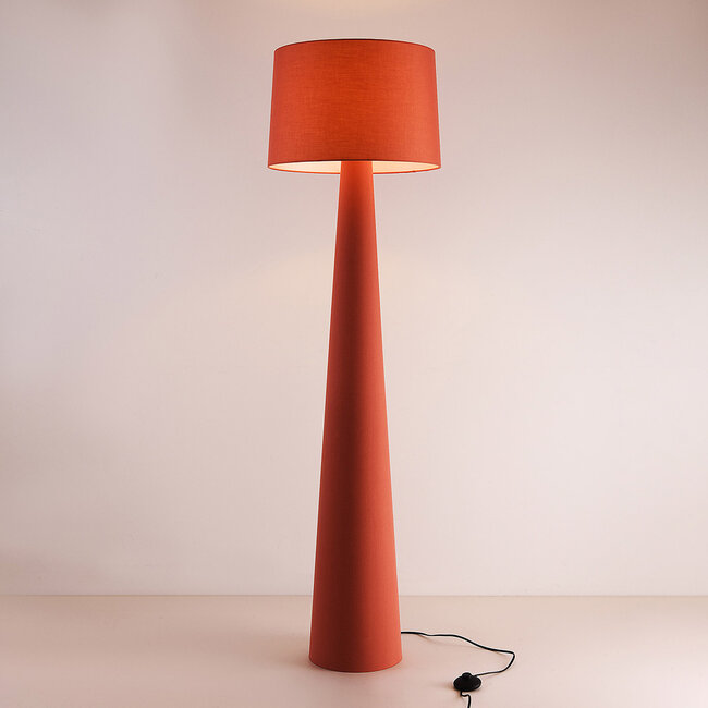 Lampa podłogowa Rumi w ciepłym kolorze terakoty - tkanina