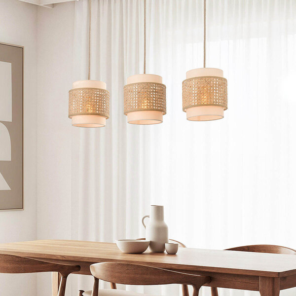 Lampa wisząca Bris z rattanu z trzema kremowymi, materiałowymi kloszami wewnętrznymi