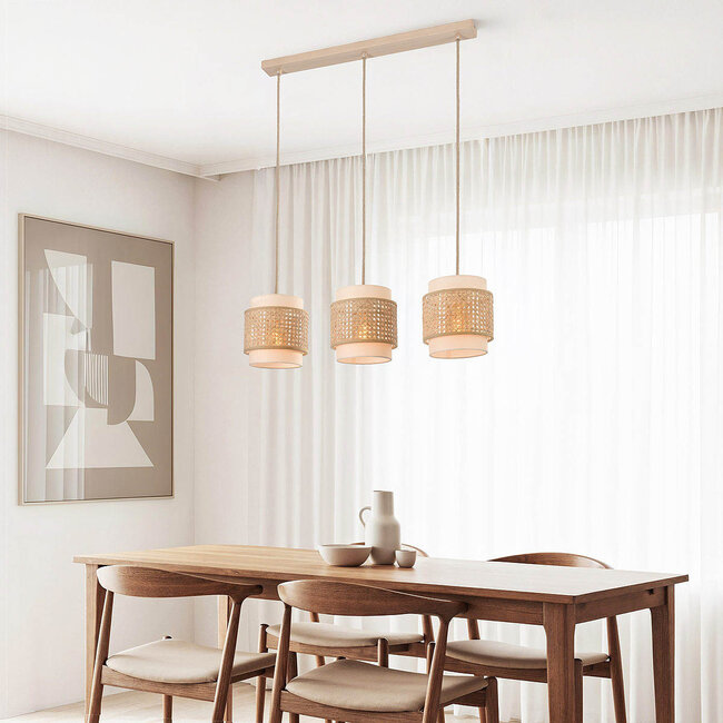 Lampa wisząca Bris z rattanu z trzema kremowymi, materiałowymi kloszami wewnętrznymi