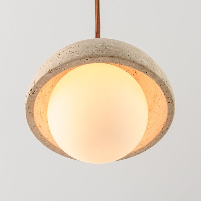 Lampa wisząca Vara z trawertynu (kamień naturalny), drewna i mlecznobiałego szkła