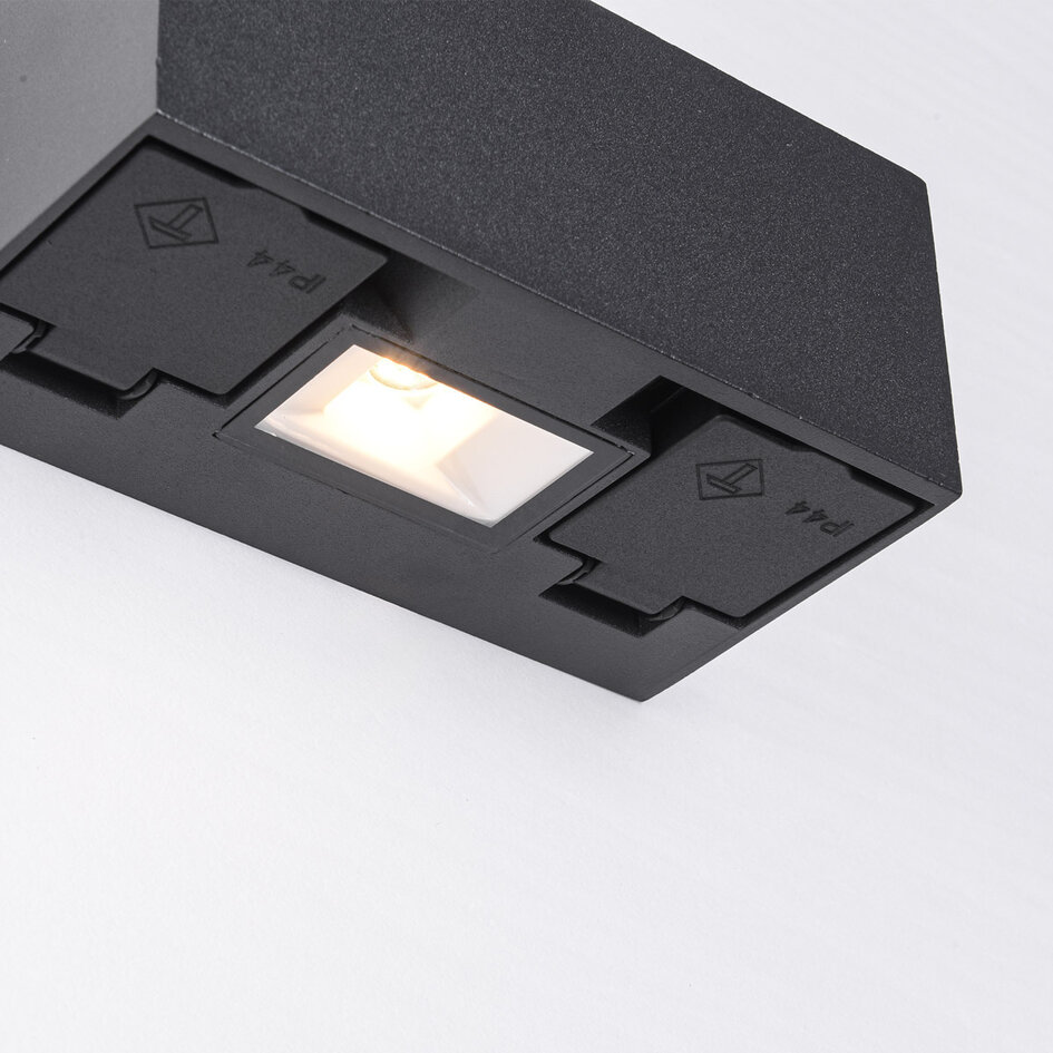 Kinkiet zewnętrzny Fora z LED, 2 gniazdami i włącznikiem zmierzchowym – czarny