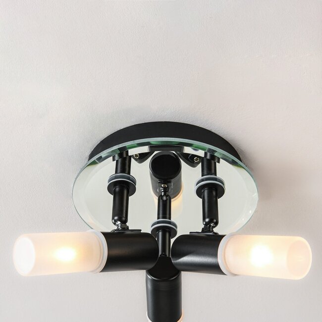 Lampa sufitowa Trion z 3 obrotowymi reflektorami w kolorze czarnym z matowymi szklanymi dyfuzorami