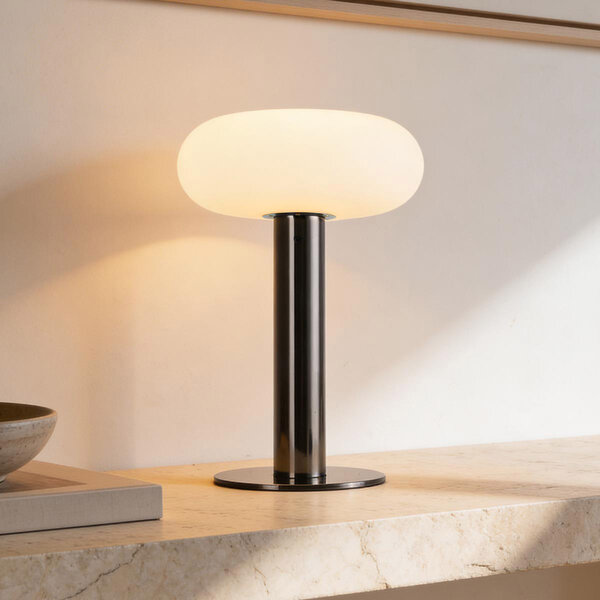 Lampa stołowa akumulatorowa Zarya czarny chrom ze ściemniaczem dotykowym, mlecznobiałe szkło i stacja ładująca