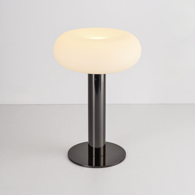 Lampa stołowa akumulatorowa Zarya czarny chrom ze ściemniaczem dotykowym, mlecznobiałe szkło i stacja ładująca