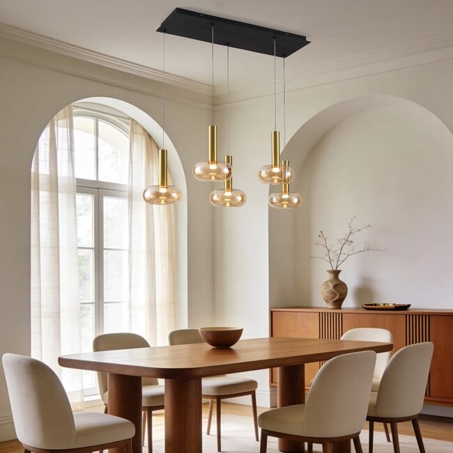 Ściemnialna lampa wisząca Valira ze szkłem bursztynowym, złotymi detalami i pilotem, 5 światła