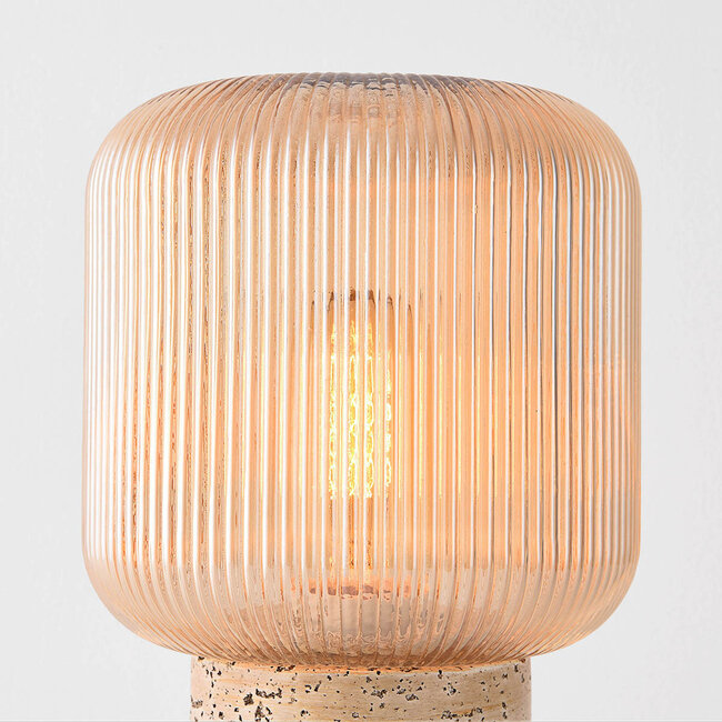 Lampka stołowa Aurex z żebrowanym szkłem bursztynowym i podstawą imitującą trawertyn