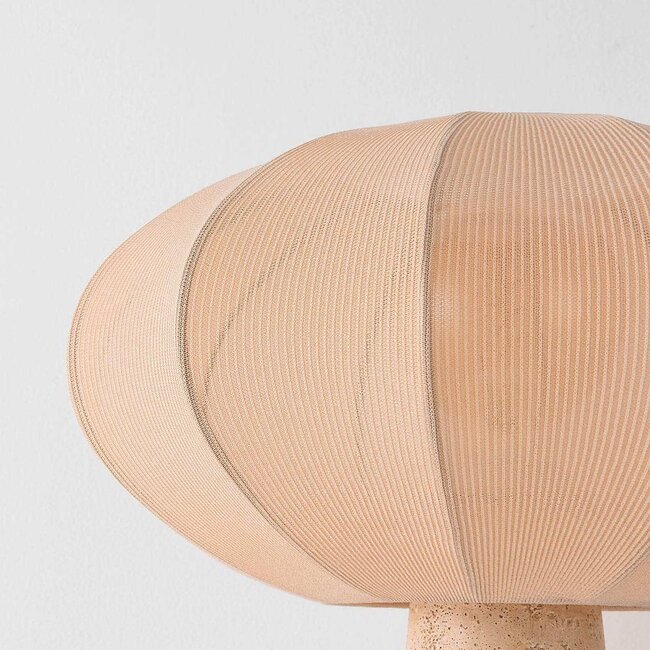 Japandi lampka stołowa Merox z kloszem z tkaniny i podstawą imitującą trawertyn