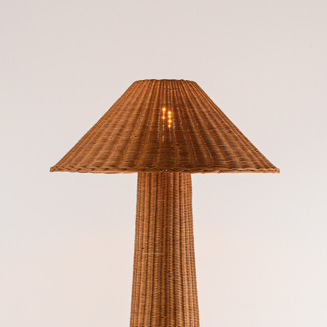 Lampa podłogowa Vasari w stylu boho z ręcznie plecionego rattanu