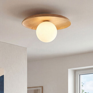 Lampa sufitowa Ruvo z jasnego drewna i mlecznobiałej szklanej kuli