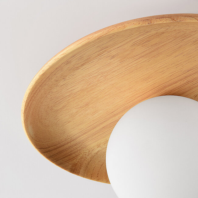 Lampa sufitowa Ruvo z jasnego drewna i mlecznobiałej szklanej kuli