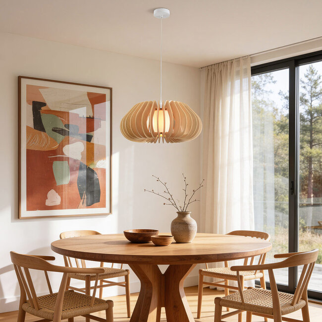 Lampa wisząca Rorka z drewnianymi lamelami, otwartym okrągłym kształtem i dyfuzorem