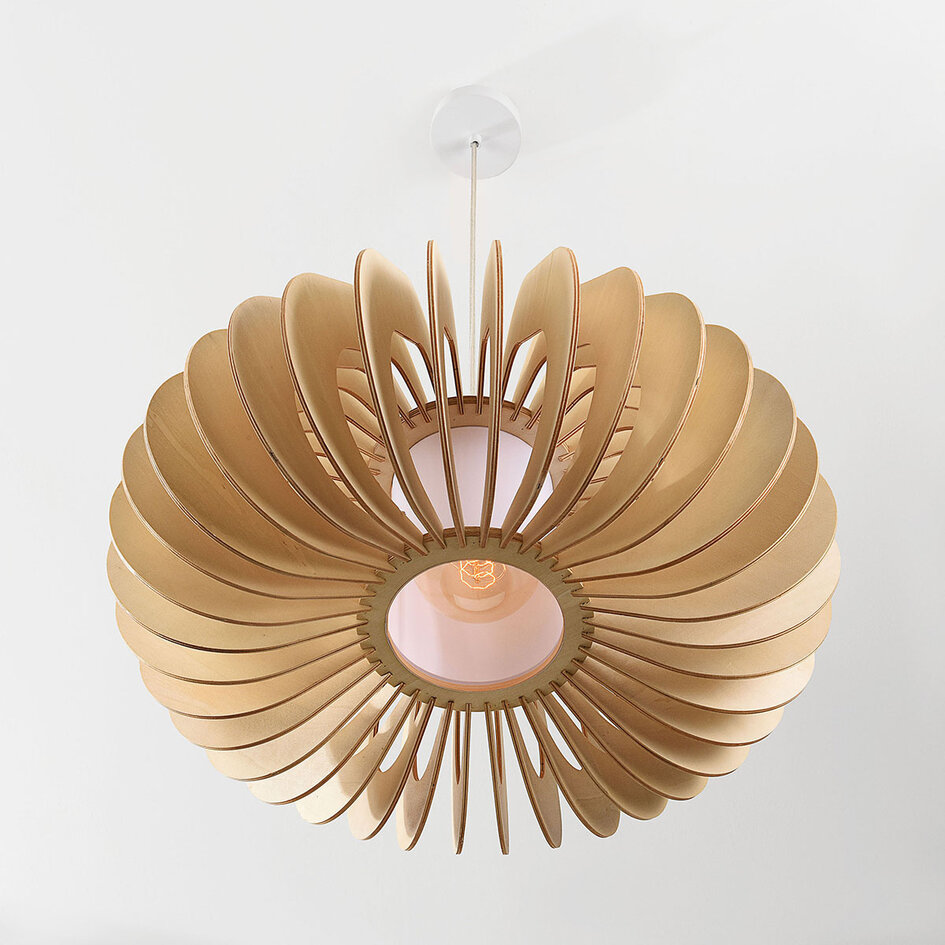 Lampa wisząca Rorka z drewnianymi lamelami, otwartym okrągłym kształtem i dyfuzorem