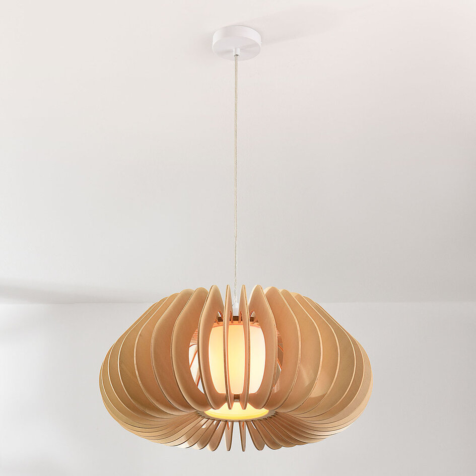 Lampa wisząca Rorka z drewnianymi lamelami, otwartym okrągłym kształtem i dyfuzorem