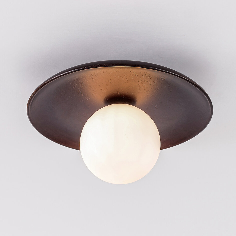 Lampa sufitowa Ruvo z ciemnobrązowego drewna i mlecznobiałego szkła