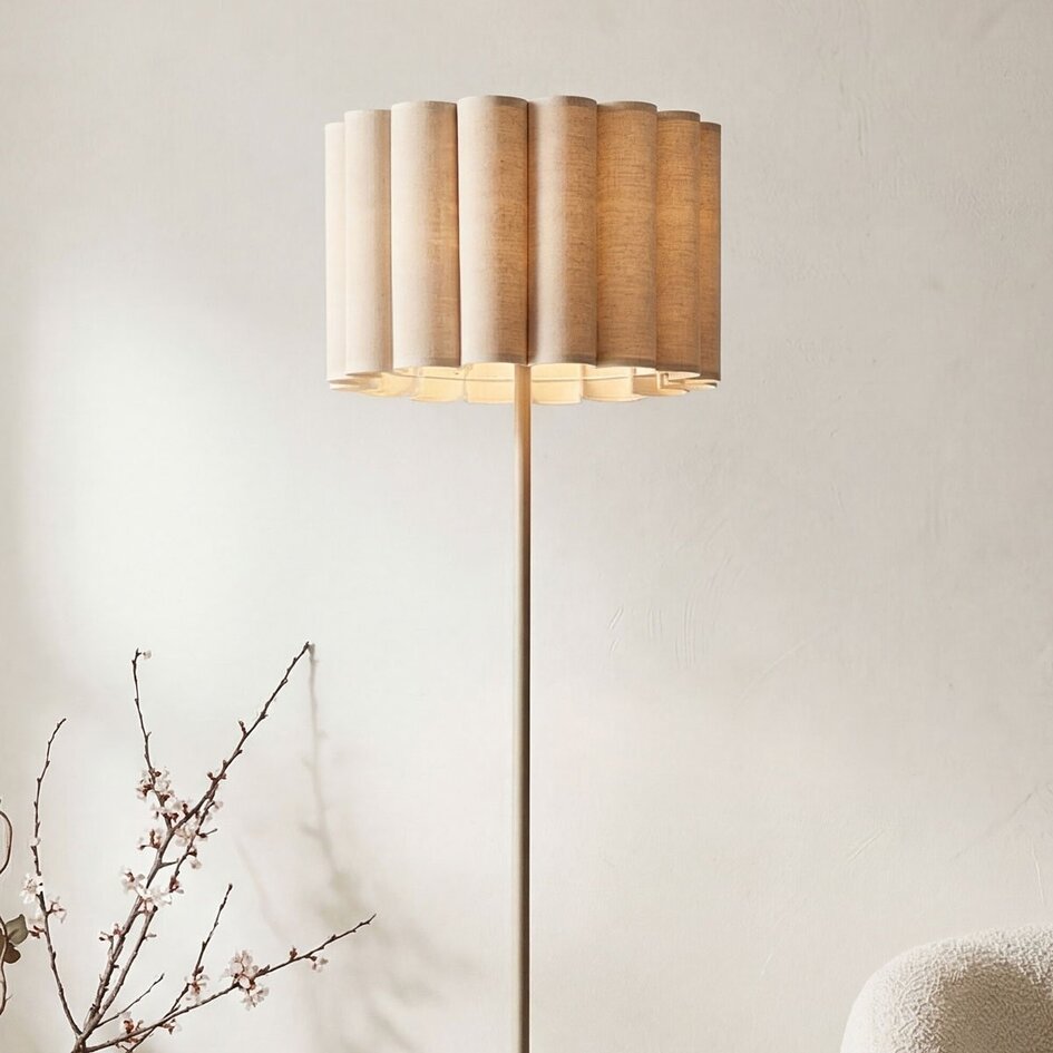 Beżowa lampa podłogowa Cely z plisowanym lnianym kloszem