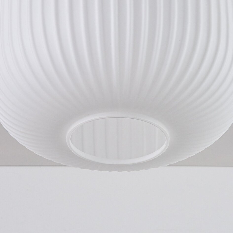 Lampa sufitowa Ilyana z ryflowanego mlecznobiałego szkła w kolorze beżowym