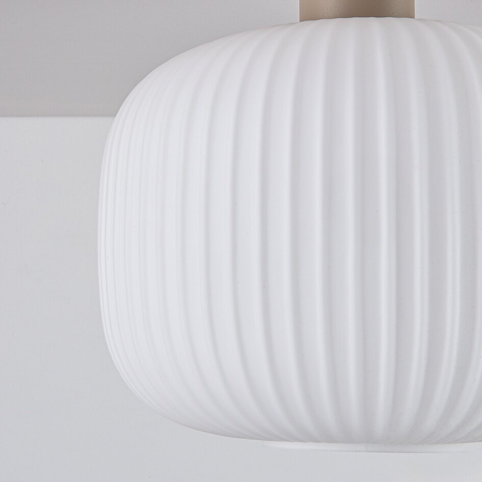 Lampa sufitowa Ilyana z ryflowanego mlecznobiałego szkła w kolorze beżowym