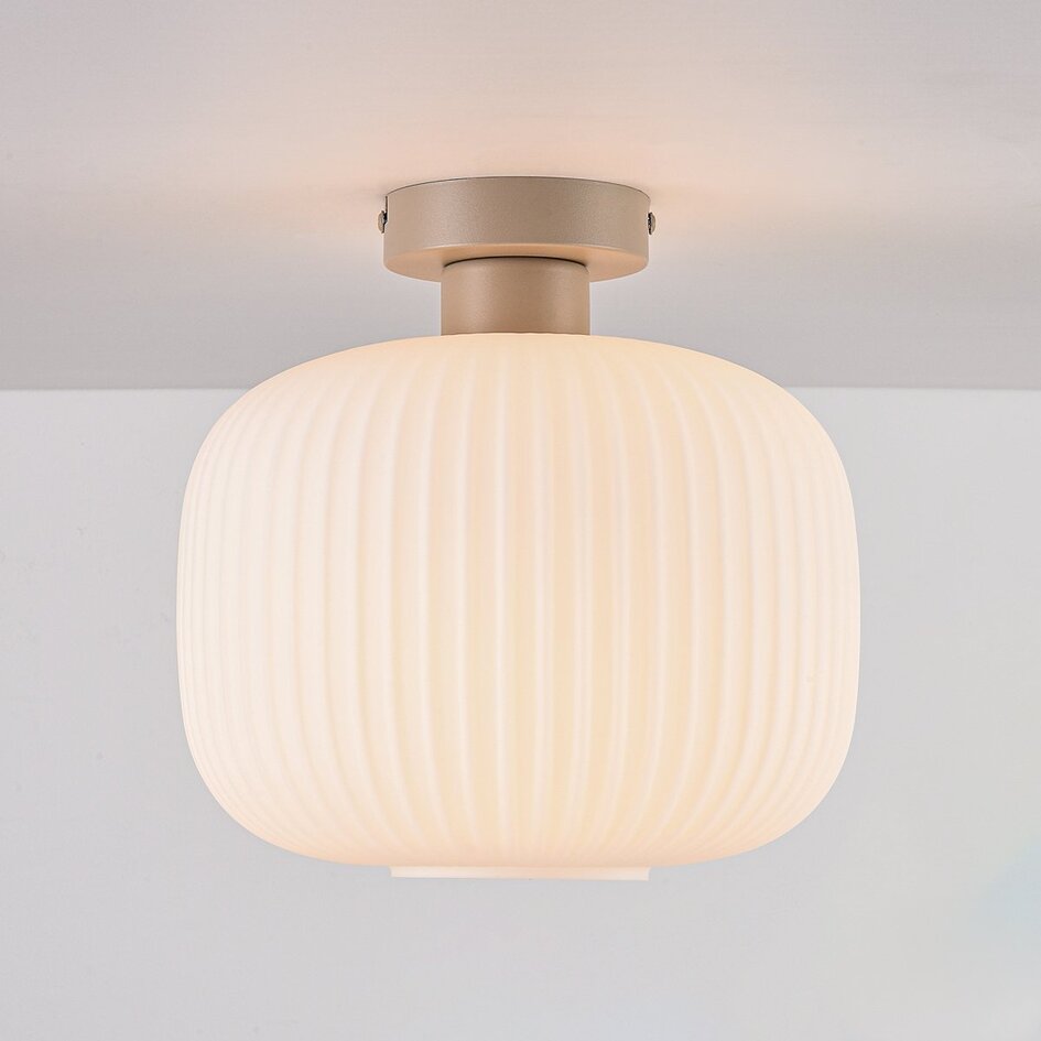 Lampa sufitowa Ilyana z ryflowanego mlecznobiałego szkła w kolorze beżowym