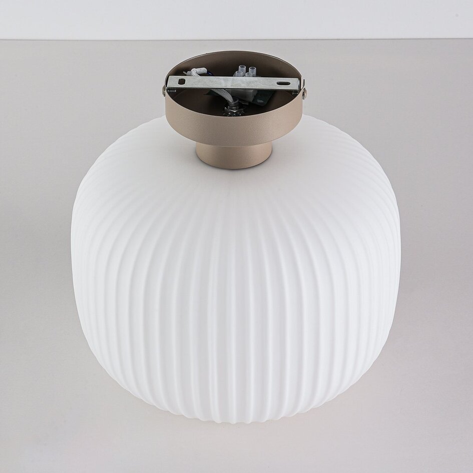 Lampa sufitowa Ilyana z ryflowanego mlecznobiałego szkła w kolorze beżowym