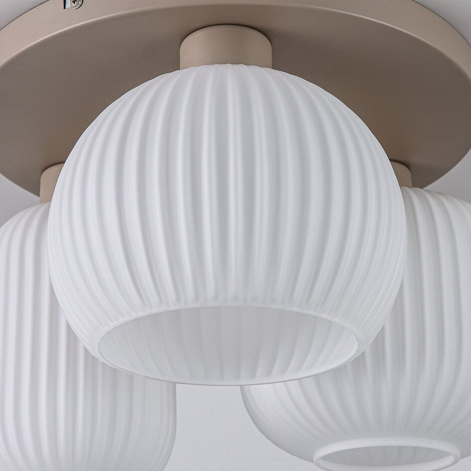 Lampa sufitowa Elowen 3 światła beżowa z żebrowanym mlecznobiałym szkłem