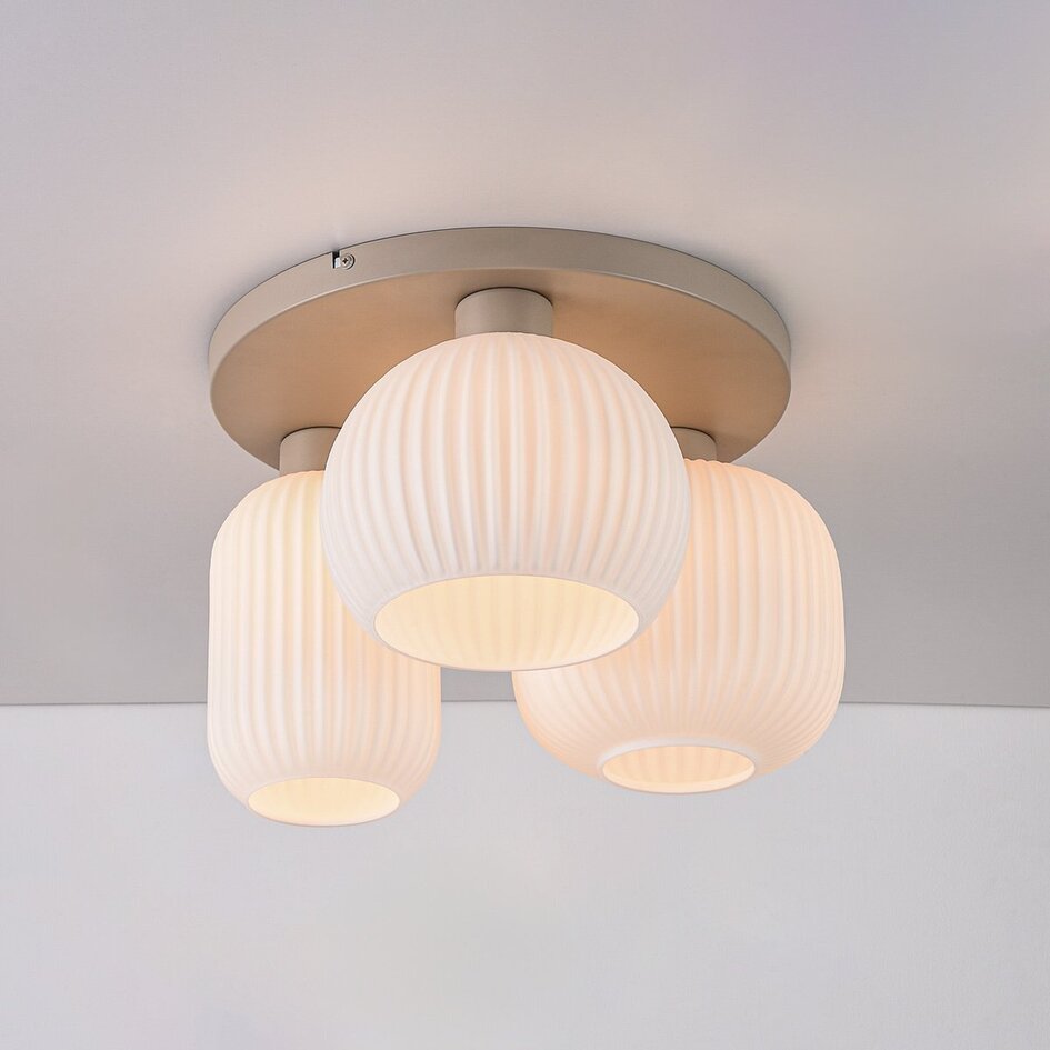 Lampa sufitowa Elowen 3 światła beżowa z żebrowanym mlecznobiałym szkłem