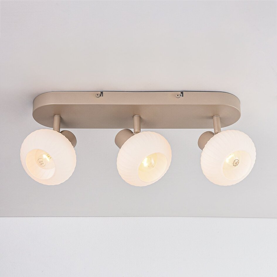 Lampa sufitowa Serolde beżowa z 3 regulowanymi kloszami z żebrowanego mlecznobiałego szkła