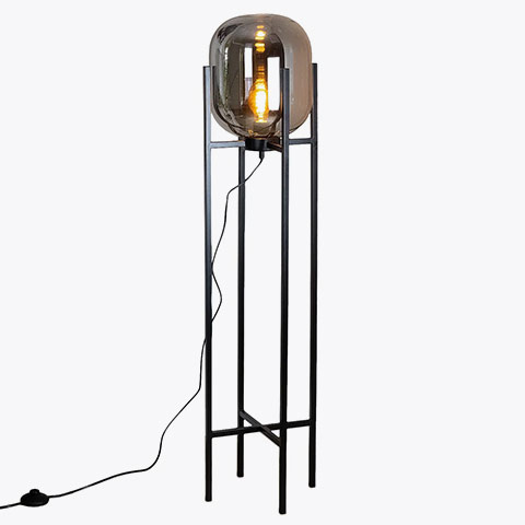 Lampy podłogowe ze szklanymi kulami