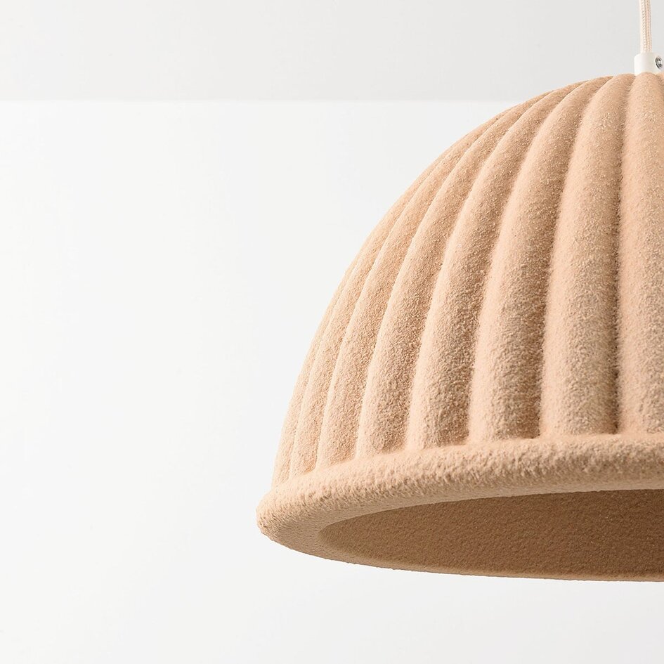 Lampa wisząca Hyske z żebrowanym kloszem - piaskowo-beżowa