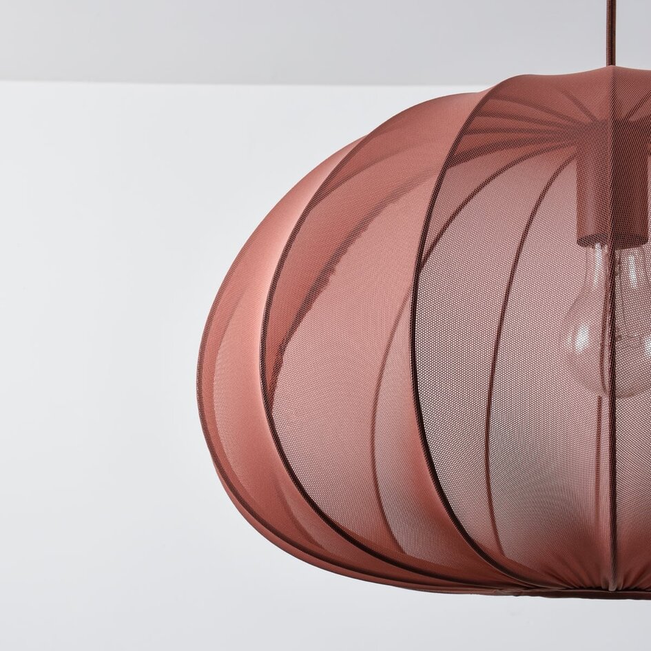 Lampa wisząca Ecruva z okrągłym kloszem z tkaniny w kolorze terra róż