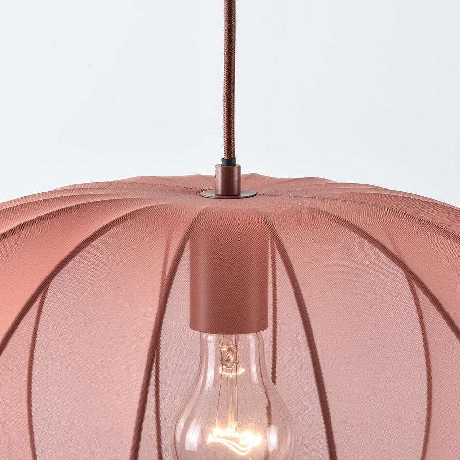 Lampa wisząca Ecruva z okrągłym kloszem z tkaniny w kolorze terra róż